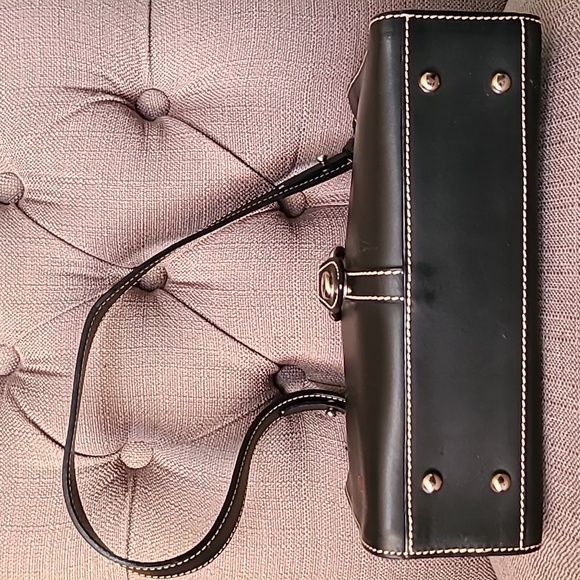 Dooney & Bourke - Alto Ring Flap Italian vachetta shoulder bag - Picture 5 of 12